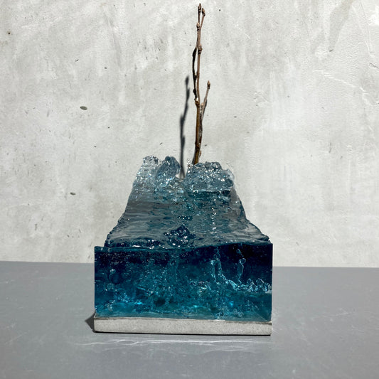 concrete x resin art | standing strong, 2020 | W205mm x D90mm x H245mm