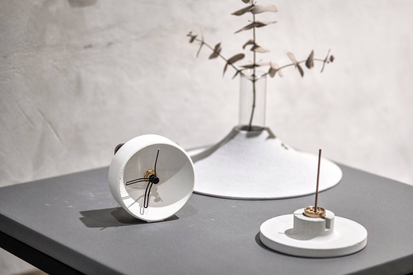 Concrete incense stick holder with brass (disc) - "white"