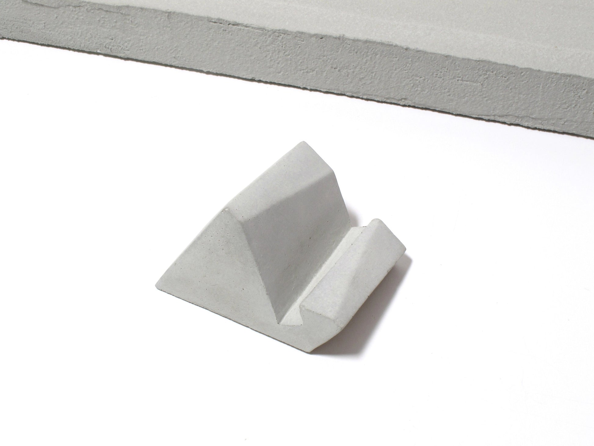 Concrete mobile phone viewing stand (Geometric design)