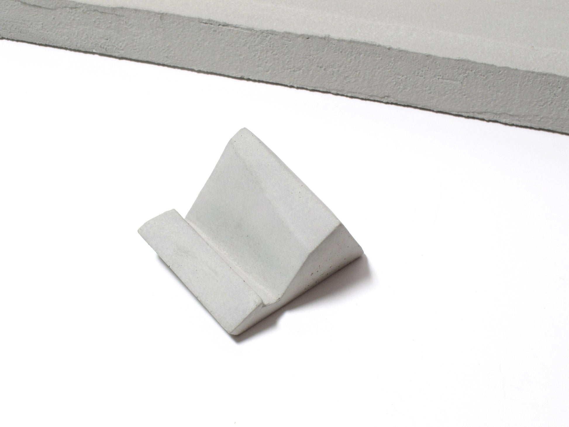 Concrete mobile phone viewing stand (Geometric design)