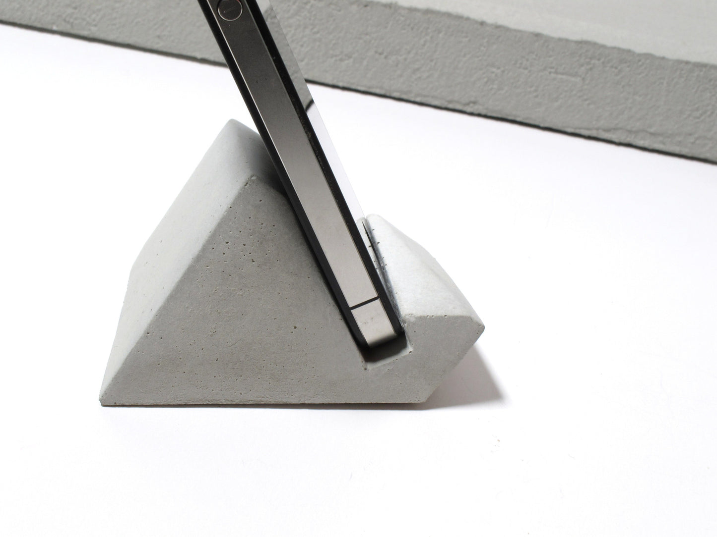 Concrete mobile phone viewing stand (Geometric design)