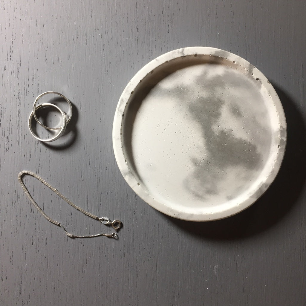 Concrete round tray / accessory holder (small) - "marble white"
