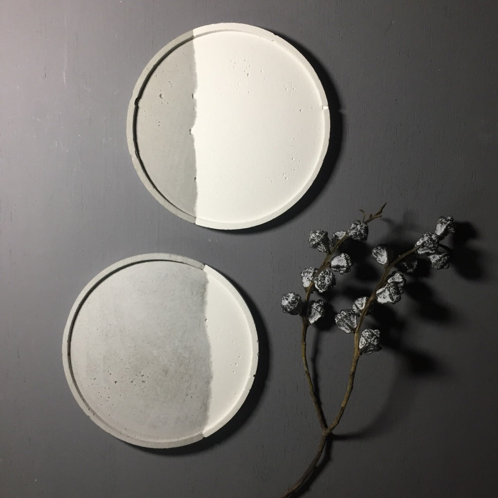 Concrete round tray / accessory holder (large) - "couple"