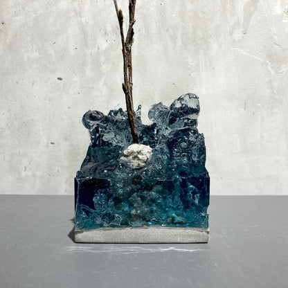 concrete x resin art | standing strong, 2020 | W205mm x D90mm x H245mm